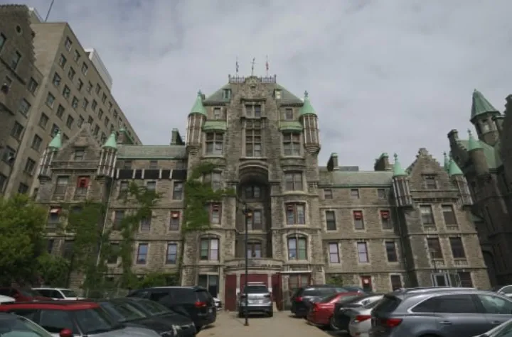 امضای طومار اعتراضی علیه دانشگاه مک‌گیل و قبرهای بی‌نام در محوطه بیمارستان رویال ویکتوریا